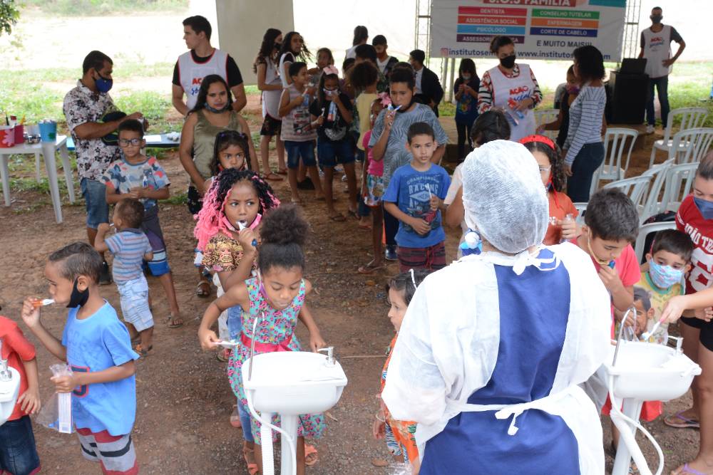 Familias recebendo orientacao de saude bucal