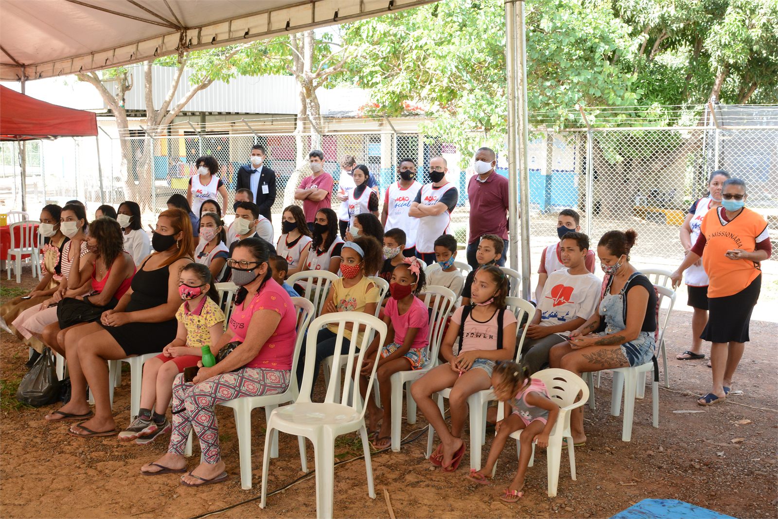 Familias reunidas em acao social